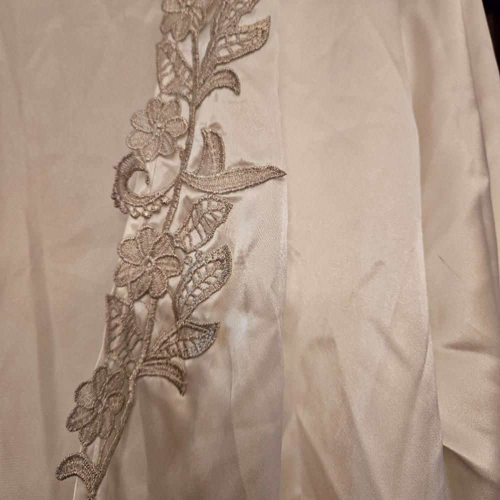 Vintage Floral Nikrooz White Satin with Lace Kimono - Picture 2 of 8